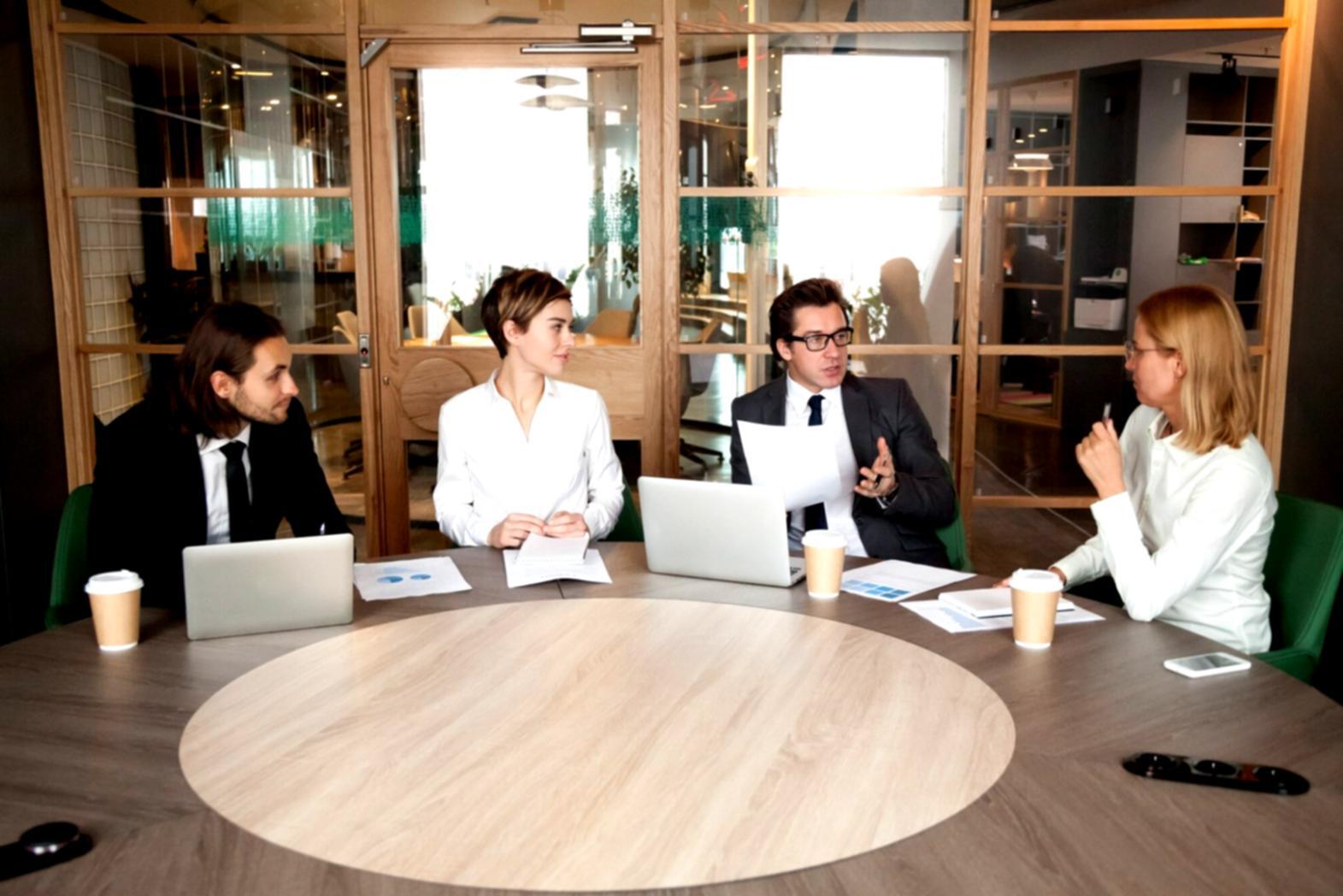 Séance de travail sur l'analyse financière en groupe