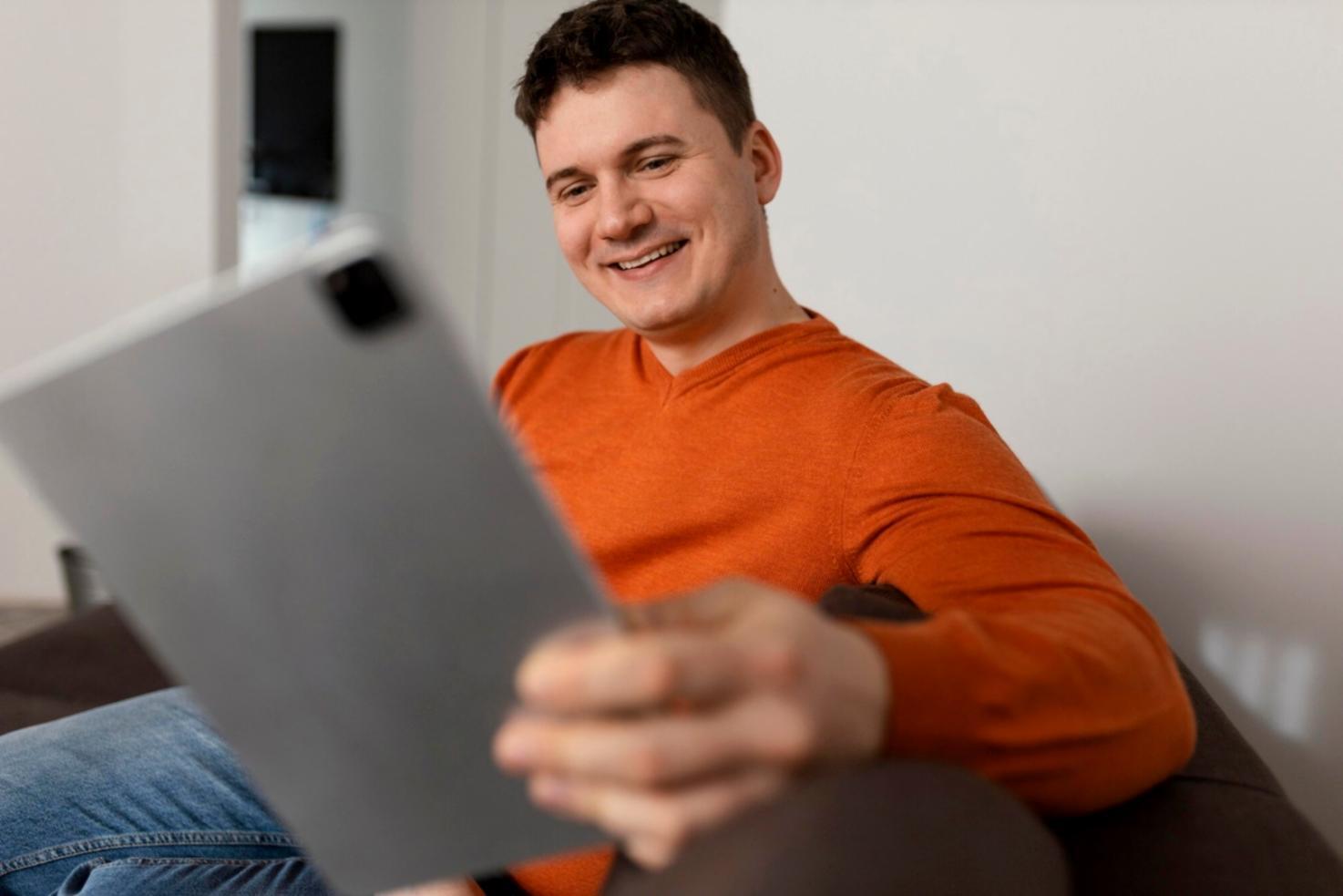 Session de formation en finances d'entreprise avec des participants analysant des documents financiers