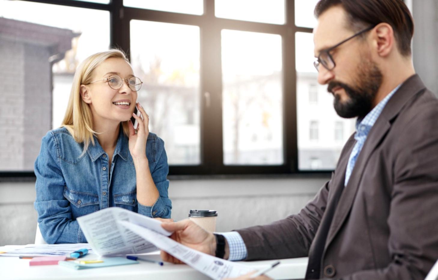 Participants travaillant sur des tableaux de bord financiers lors d'un atelier pratique